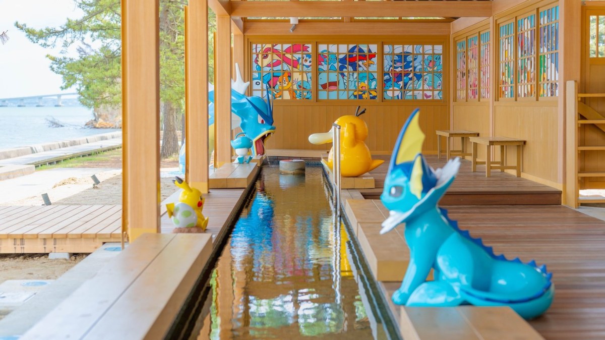 Un cliente rompe una estatua de Vaporeon en el onsen temático de Pokémon