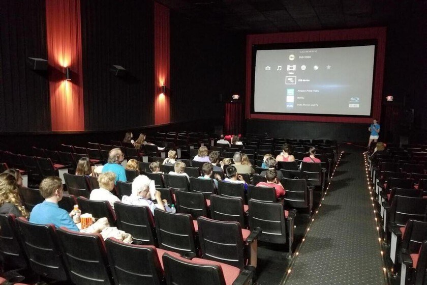 El usuario confundió el reproductor Blu-ray del cine local con una PS3 por su icónica interfaz