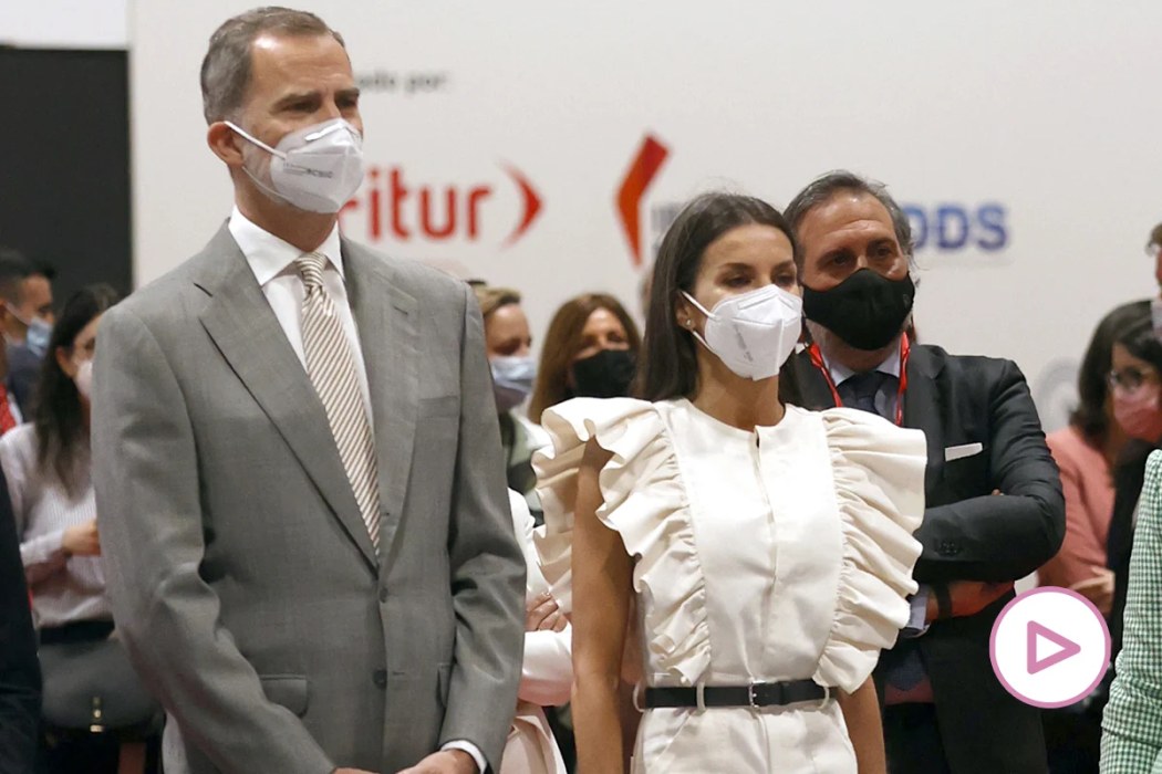 La Reina deslumbra con un look blanco y negro en el estreno de FITUR