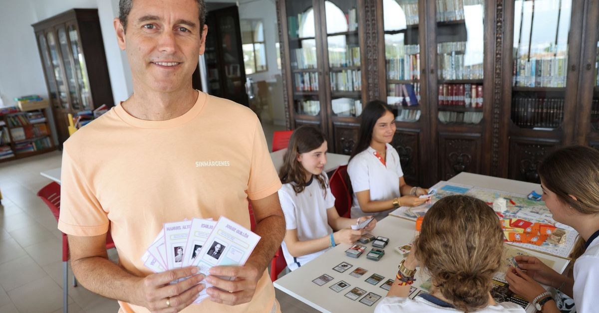 Cartas Pokémon para aprender literatura: la innovadora clase de Javier Gómez