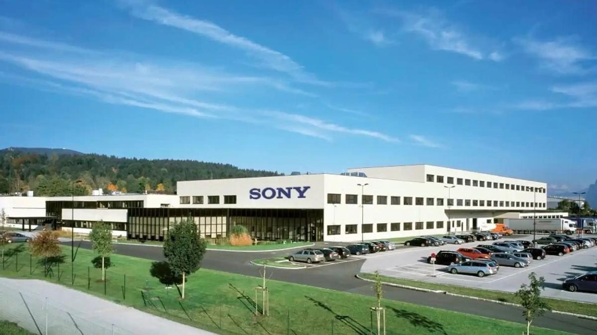 Sony reorganiza su fábrica austriaca: adiós a los discos de PS, hola a las microlentes
