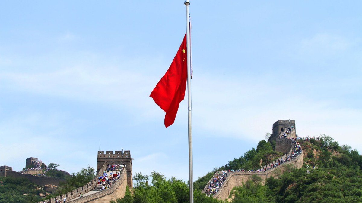 China acelera el abandono de Windows 10 en favor de Linux antes de 2027