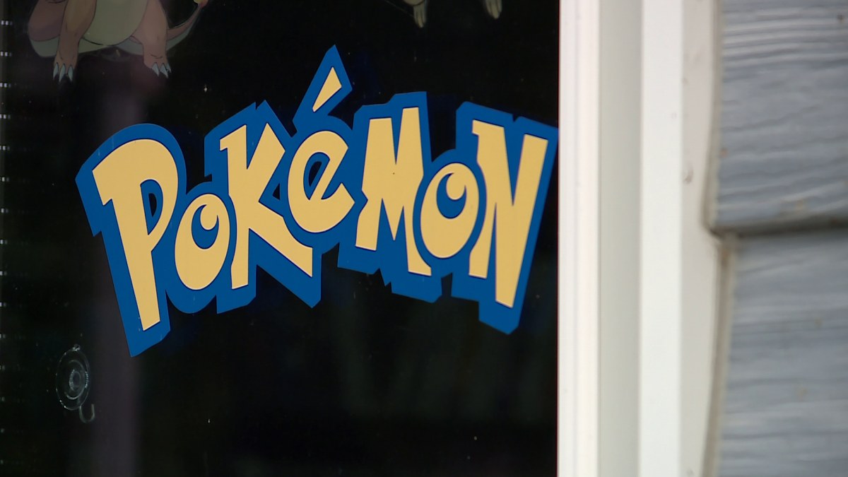 Asalto salvaje a Sped's Collectibles: ladrón salta por ventana y vacía maletas de Pokémon