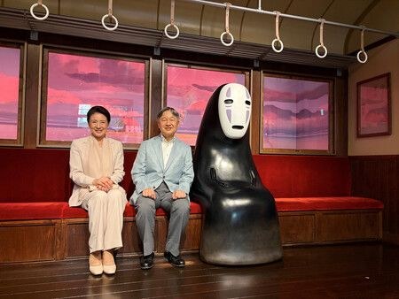 Los emperadores de Japón visitan el Parque Ghibli y posan con sus personajes