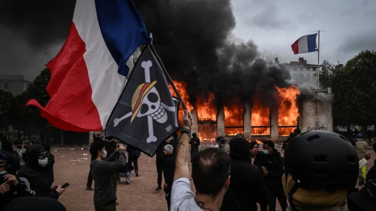 La calavera de Luffy lidera las protestas juveniles globales